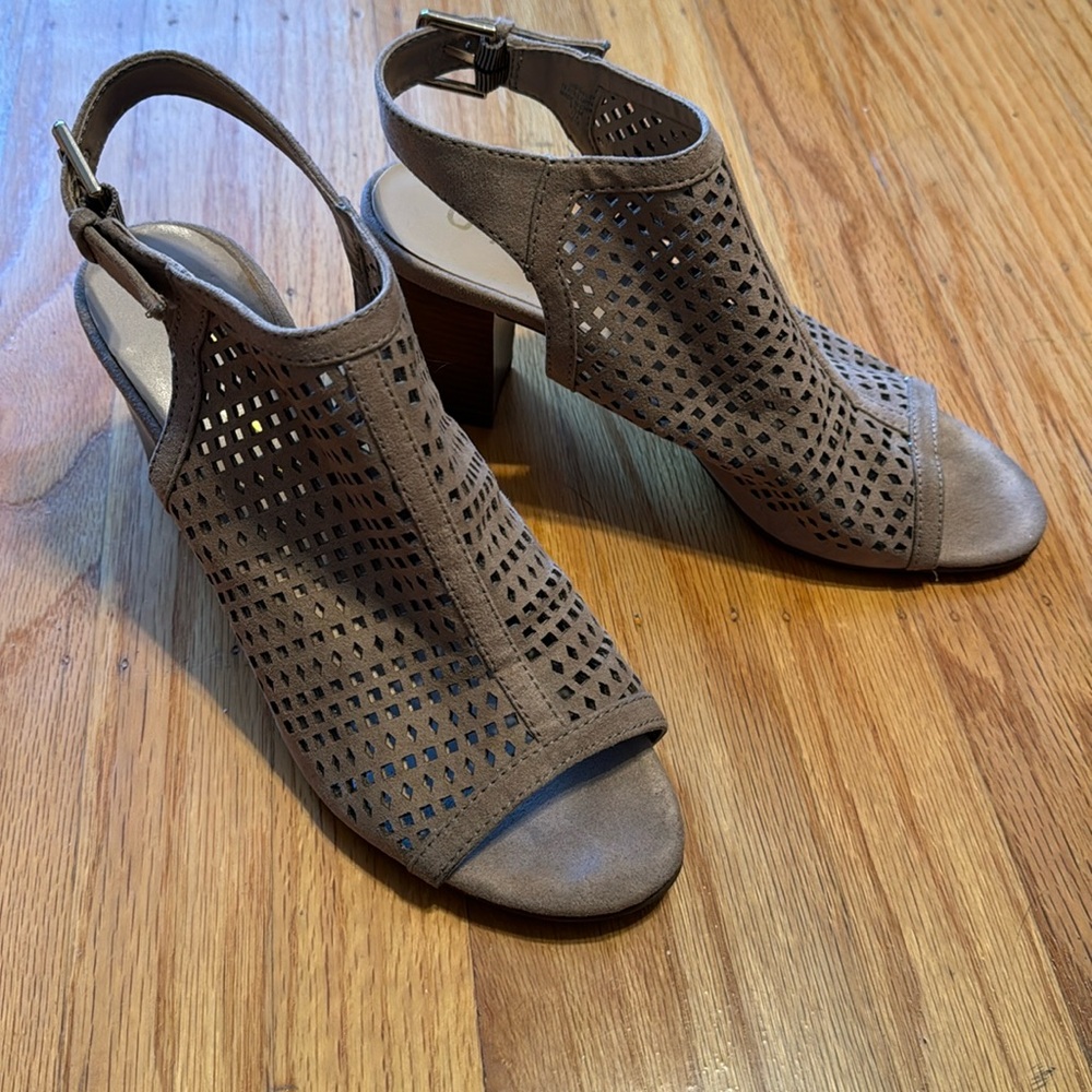 Heel sandals.